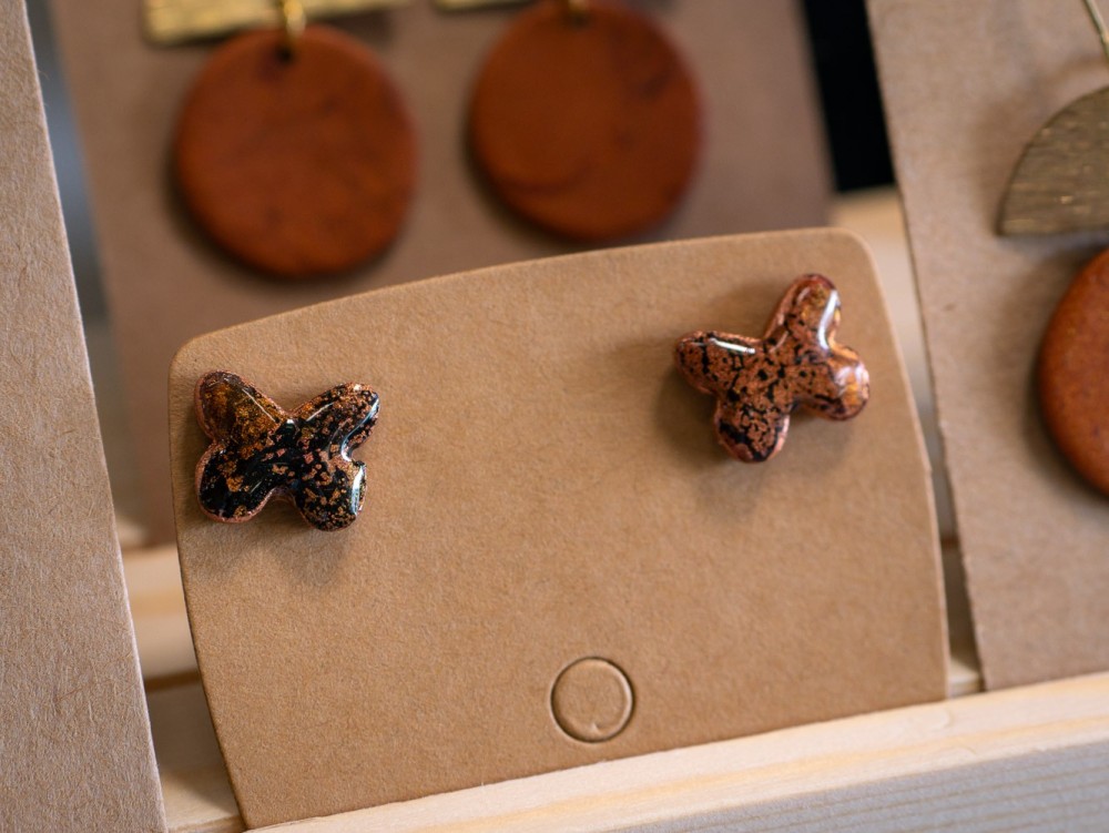 Puces d'oreilles papillons Ambre - Miladora Créations