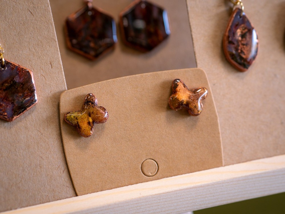 Puces d'oreilles papillons Ambre - Miladora Créations
