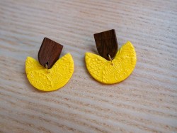Boucles d'oreilles Bouton D'or - Miladora Créations - Bijoux en argile polymère et acier inoxydable