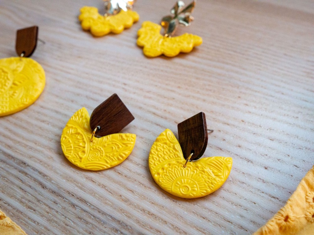 Boucles d'oreilles Bouton D'or - Miladora Créations - Bijoux en argile polymère et acier inoxydable