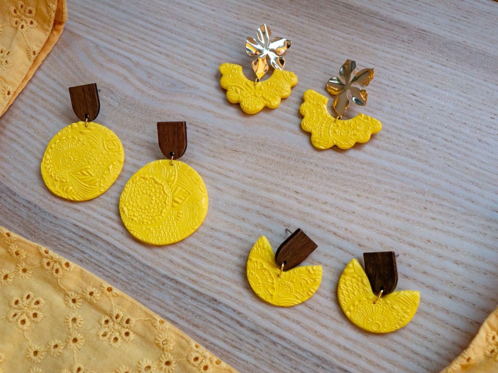Boucles d'oreilles Bouton D'or - Miladora Créations - Bijoux en argile polymère et acier inoxydable