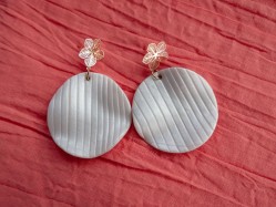 Boucles d'oreilles Chypre Fleuries - Miladora Créations - Bijoux en argile polymère et acier inoxydable