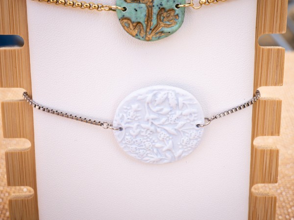 Bracelet blanc texturé - Miladora Créations - Bijoux en argile polymère et acier inoxydable