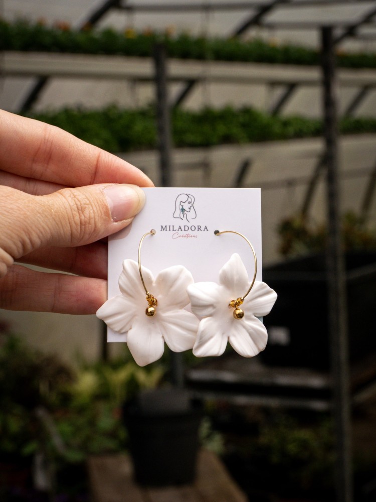 Boucles d'oreilles fleur blanche - Miladora Créations