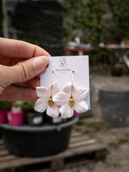 Boucles d'oreilles fleur blanche - Miladora Créations