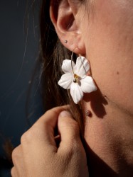 Boucles d'oreilles fleur blanche - Miladora Créations
