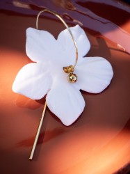 Boucles d'oreilles fleur blanche - Miladora Créations